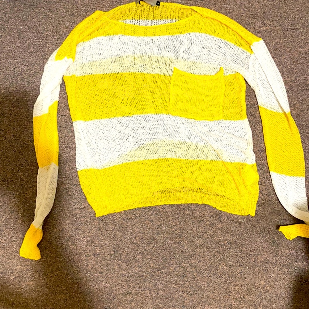West coast wardrobe size med. Lightly knitted sweater.